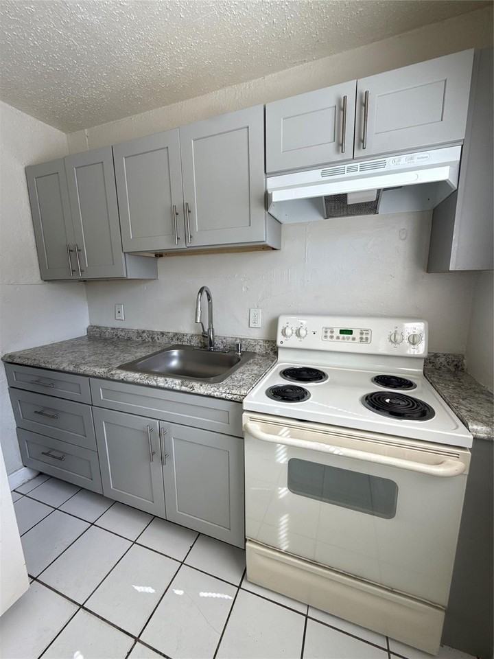 720 Sw 7th St #1 - Photo 5 of 26