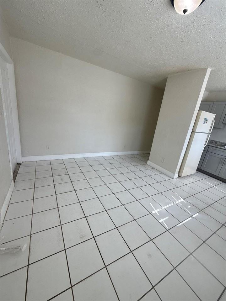 720 Sw 7th St #1 - Photo 7 of 26