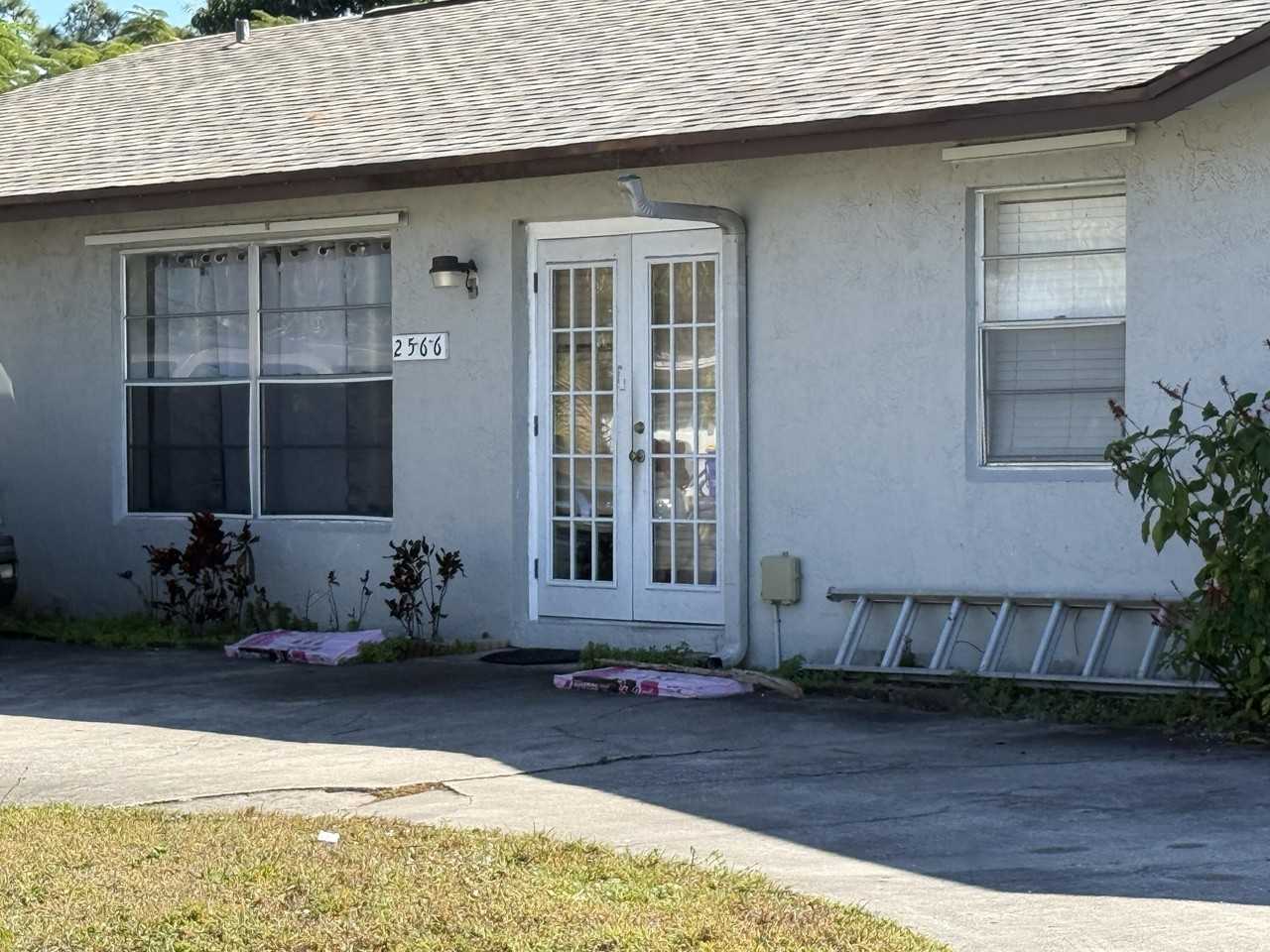 2566 Se Bonita St - Photo 2 of 5