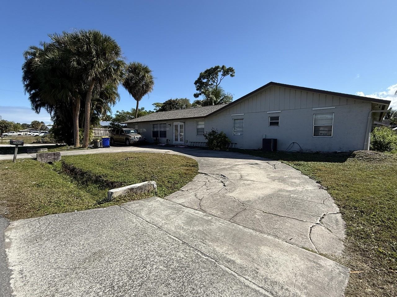 2566 Se Bonita St - Photo 4 of 5