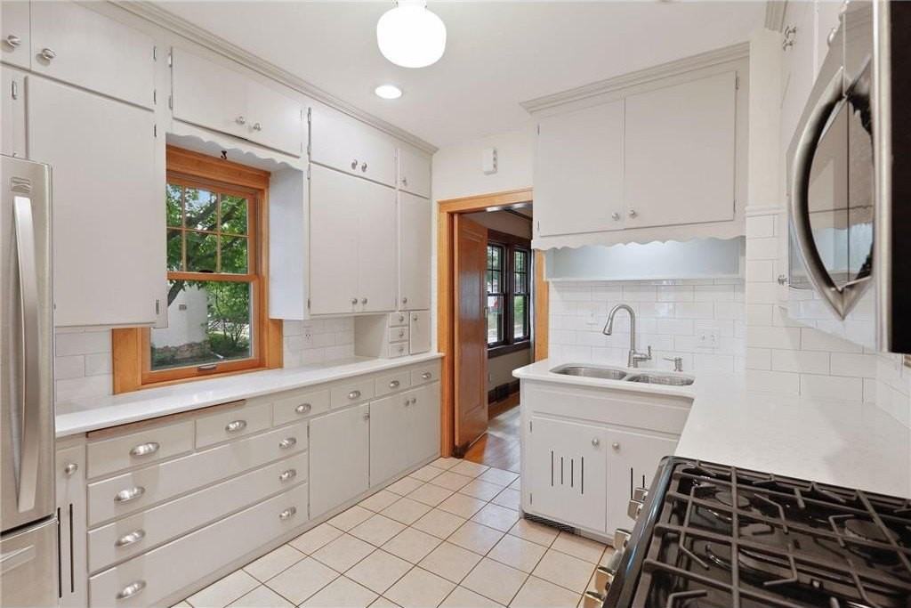 2301 Benjamin St Ne - Photo 7 of 20