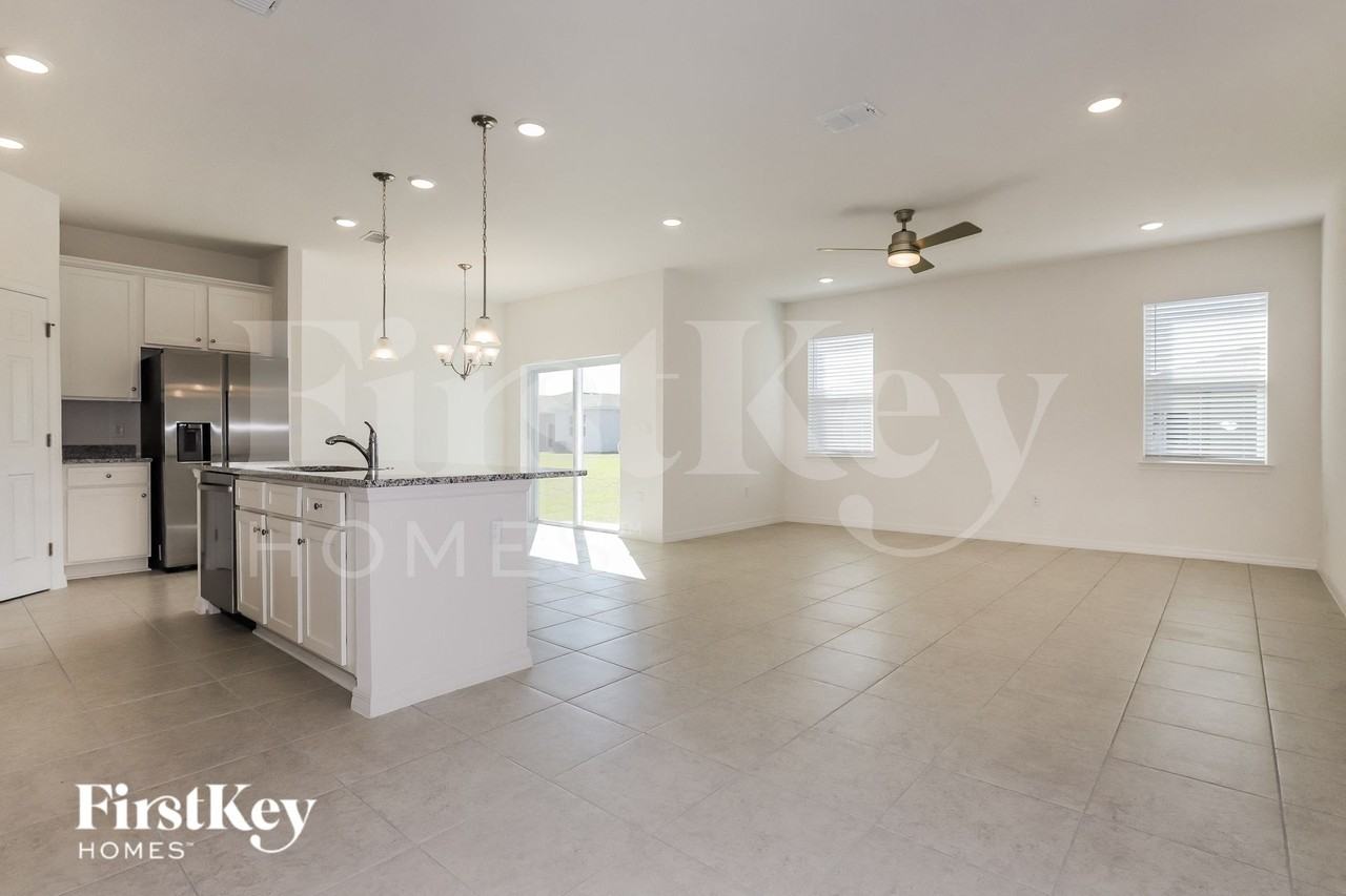 422 Reina Way - Photo 4 of 16