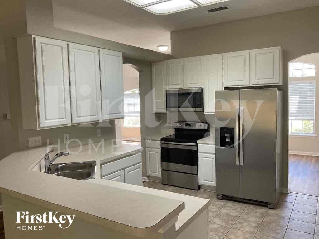 4592 Royal Port Dr - Photo 6 of 15