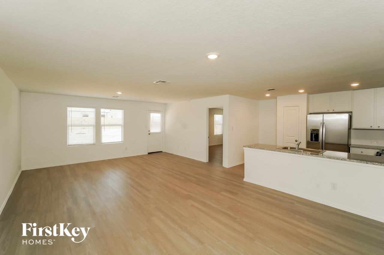 10723 Vinateros Dr - Photo 4 of 15