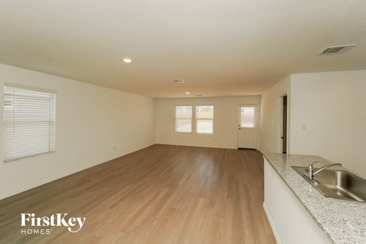 10723 Vinateros Dr - Photo 5 of 15