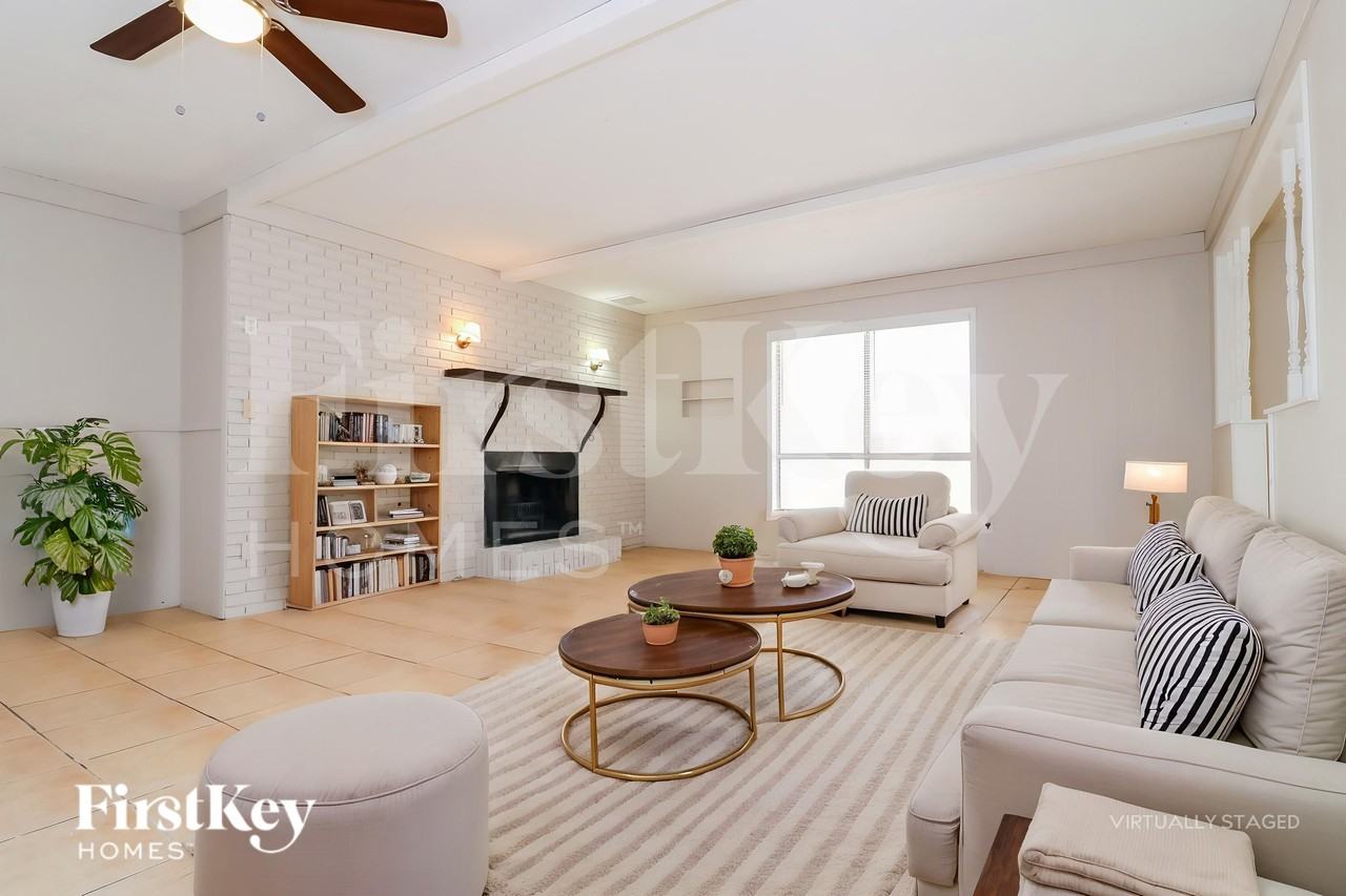 10603 W Seldon Ln - Photo 4 of 18