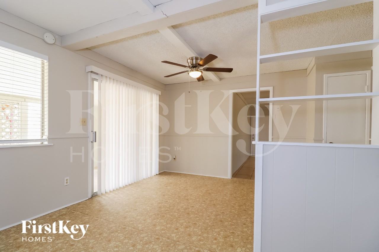 10603 W Seldon Ln - Photo 6 of 18