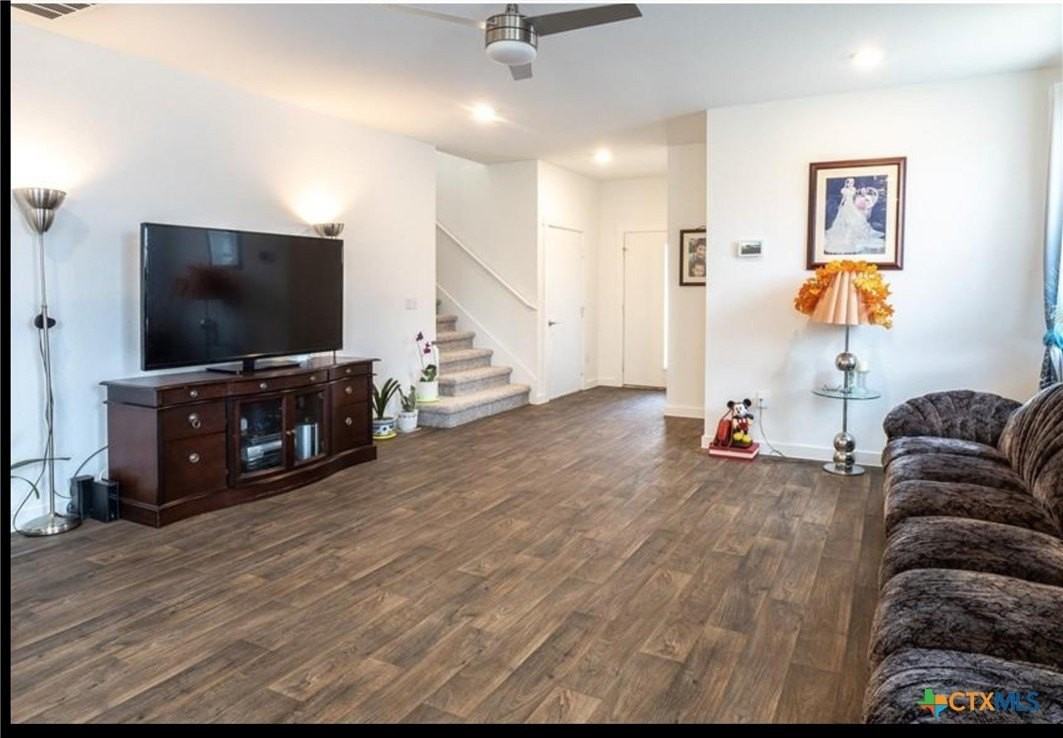 14020 Neskar Dr - Photo 3 of 43