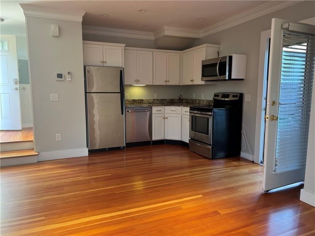 38 Mann Ave Apt B - Photo 2 of 15