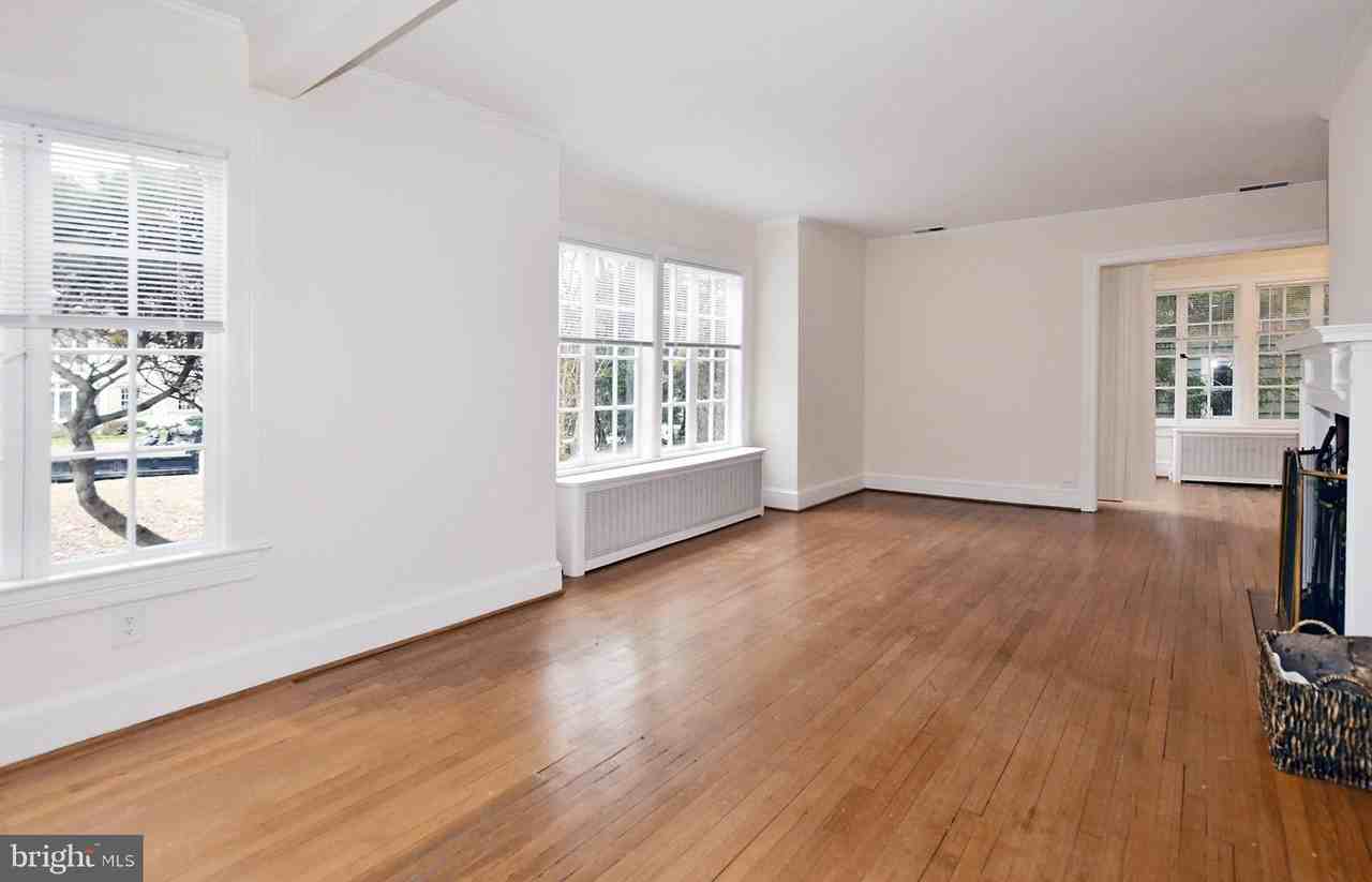 4509 Ellicott St Nw - Photo 7 of 37