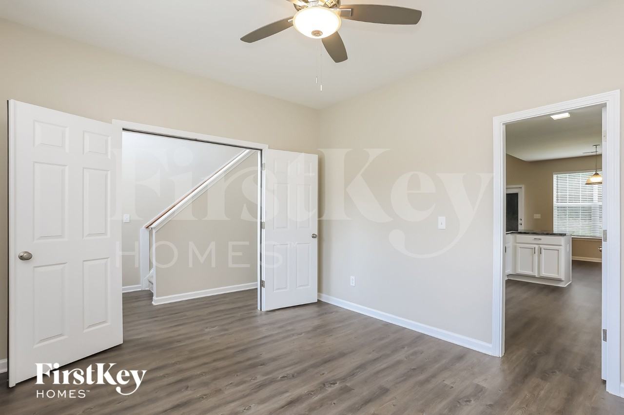 1104 Washhouse Ln - Photo 7 of 15