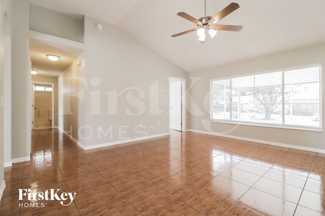 1045 Blue Horizon Dr - Photo 3 of 16