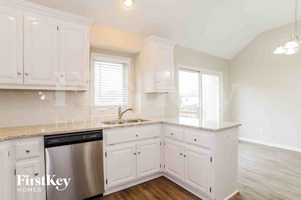 4012 Ne 82nd St - Photo 6 of 15