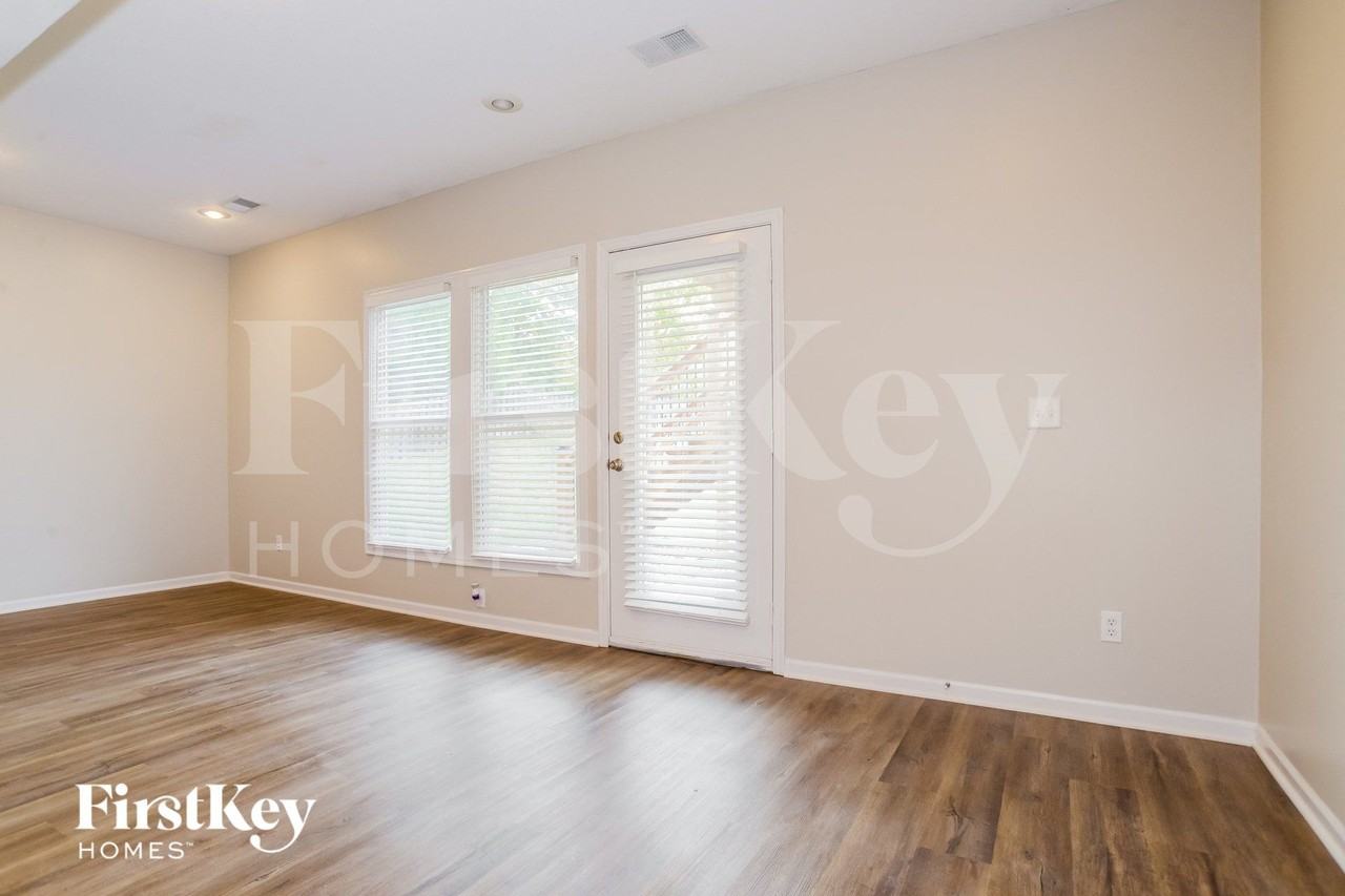 4012 Ne 82nd St - Photo 7 of 15