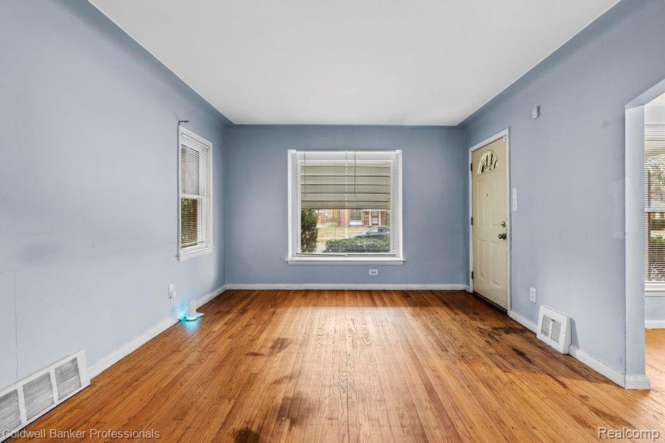 19412 Sussex St - Photo 4 of 36