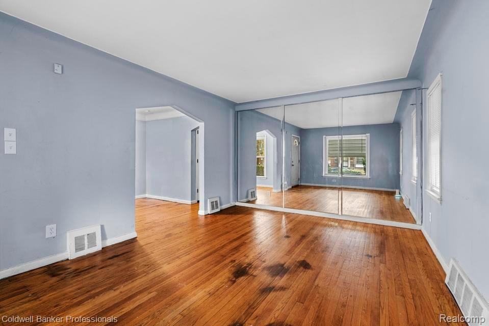 19412 Sussex St - Photo 5 of 36