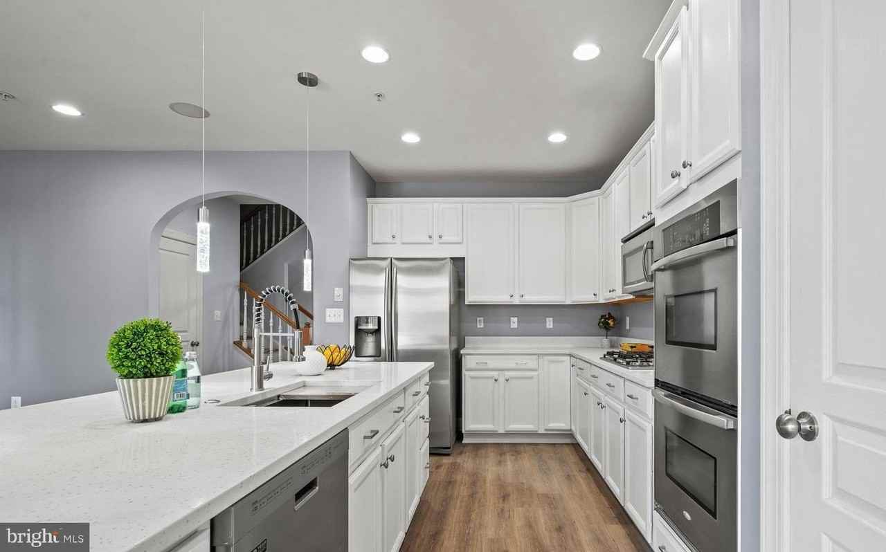 7704 Water St - Photo 3 of 29