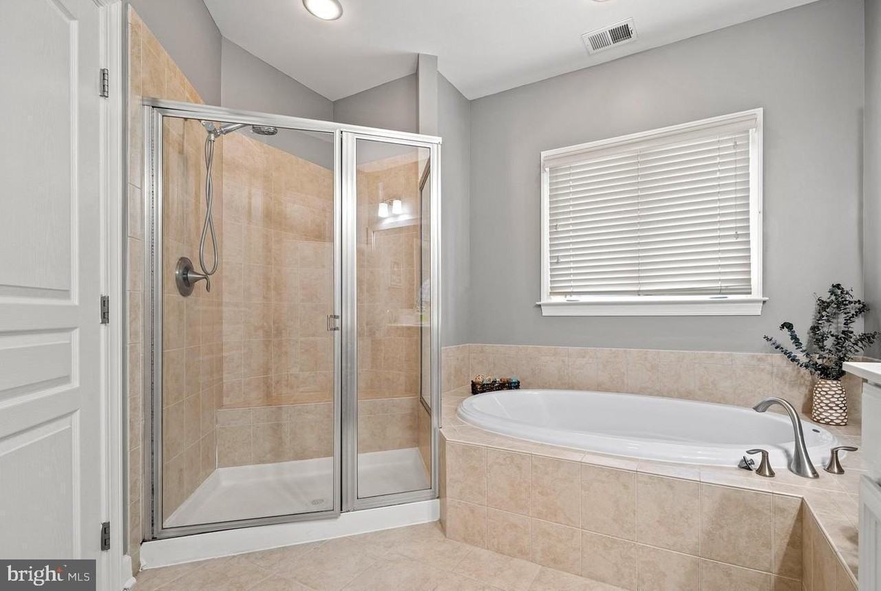 7704 Water St - Photo 4 of 29