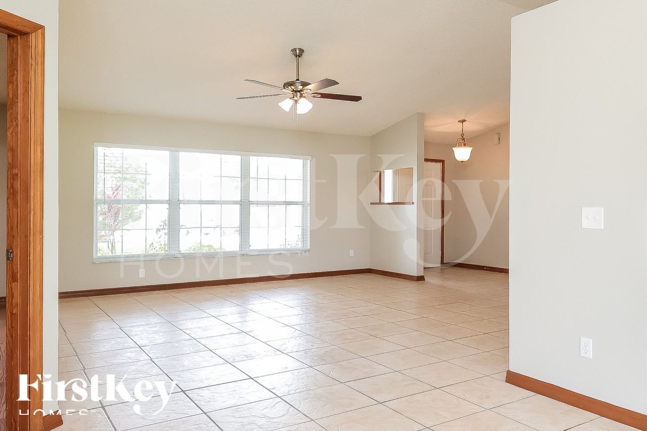 329 Edgewood Ct - Photo 3 of 18