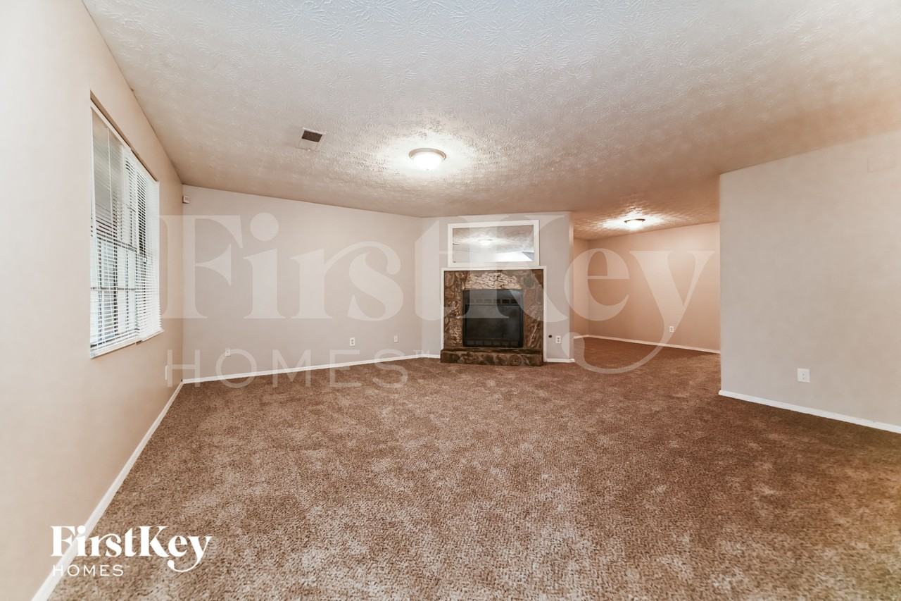 1010 Pine Tree Trl - Photo 3 of 15