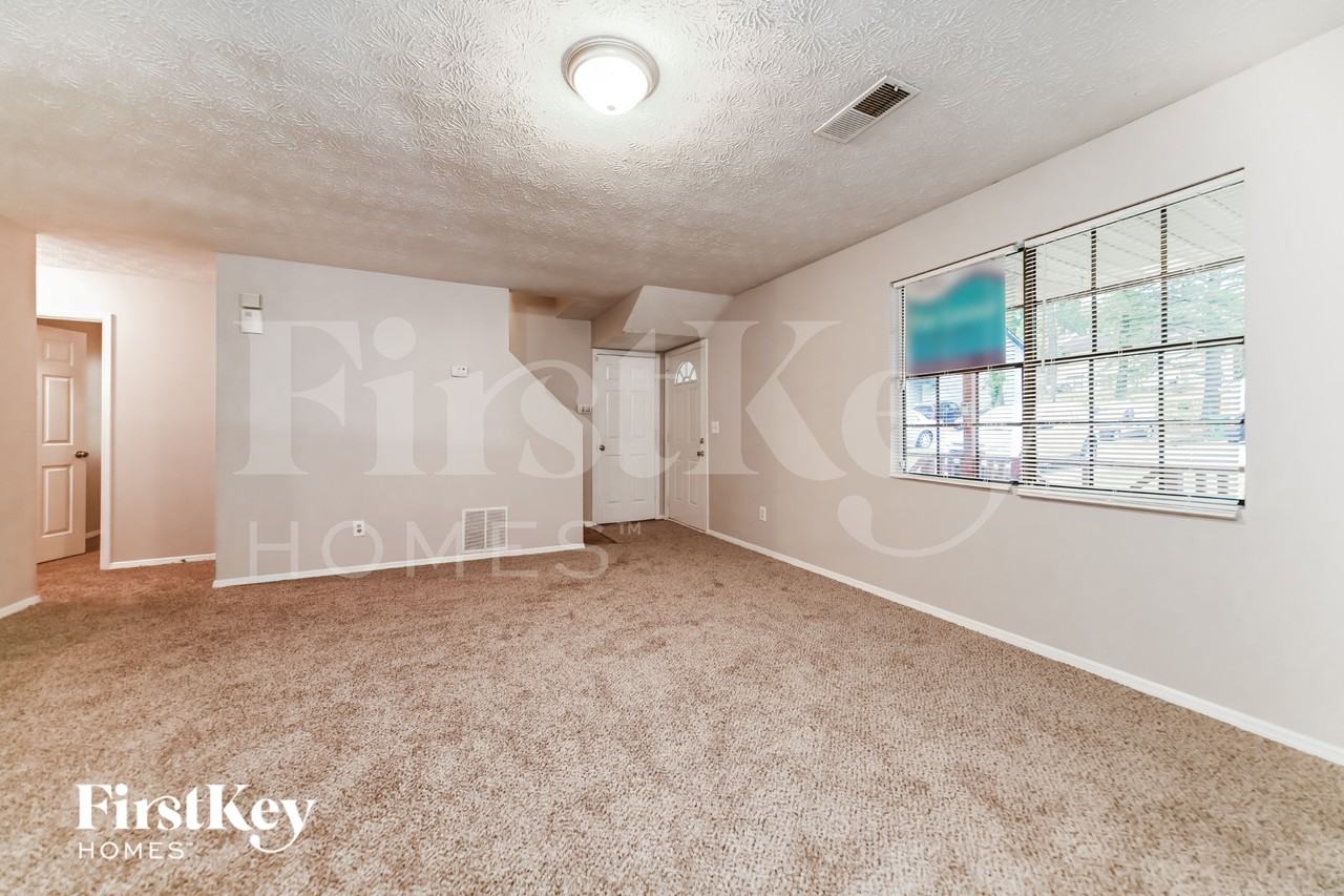 1010 Pine Tree Trl - Photo 4 of 15