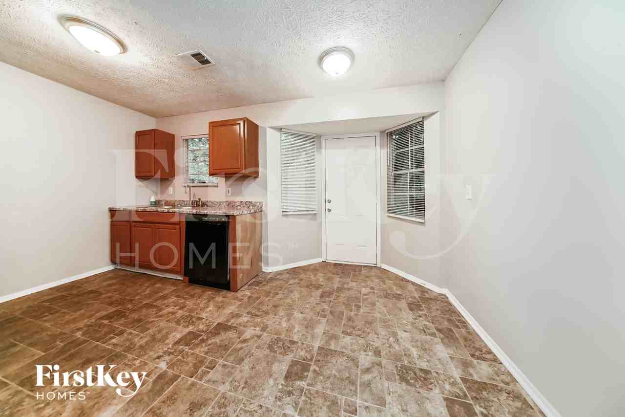 1010 Pine Tree Trl - Photo 5 of 15