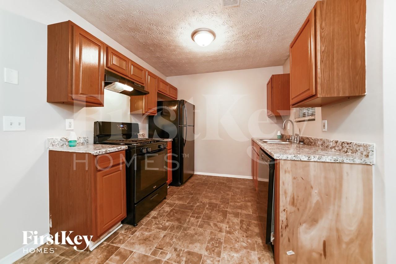 1010 Pine Tree Trl - Photo 6 of 15