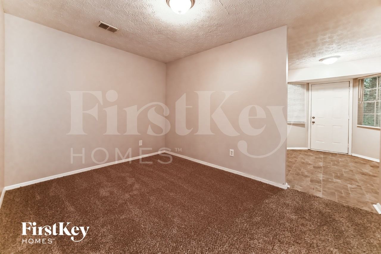 1010 Pine Tree Trl - Photo 7 of 15