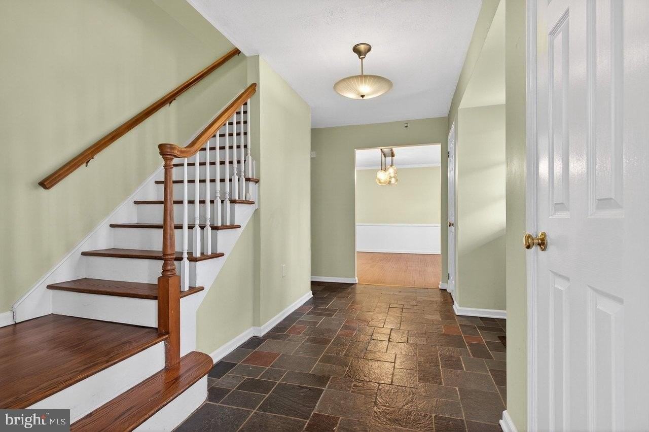 16 Beechtree Ln - Photo 2 of 28