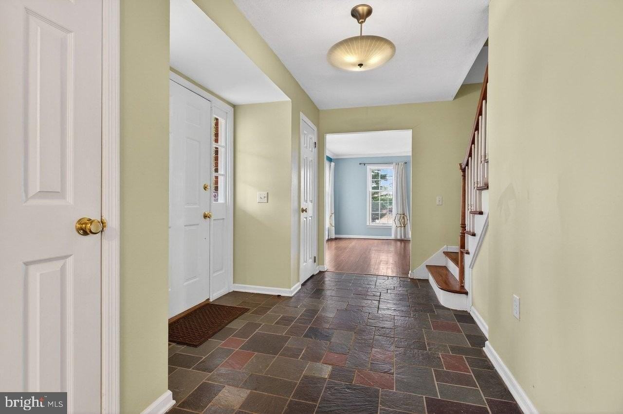 16 Beechtree Ln - Photo 3 of 28