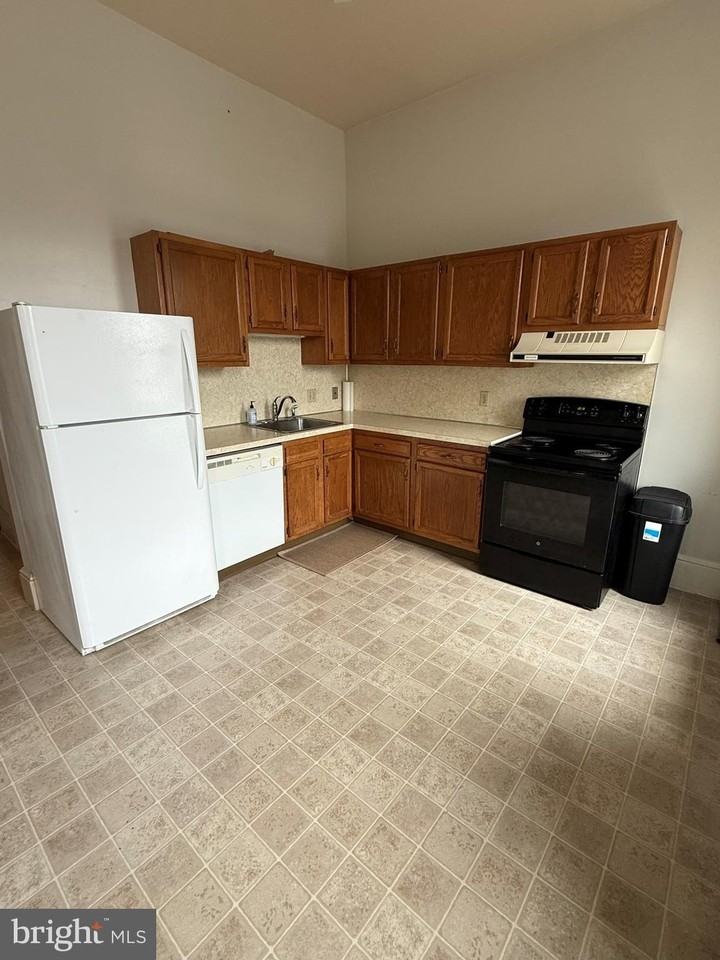 216 Main St Apt 3 #3 - Photo 7 of 11