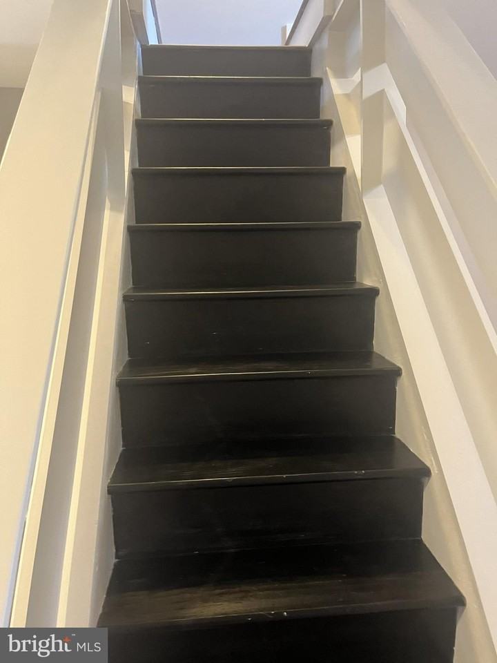 134 W Airy St - Photo 3 of 9