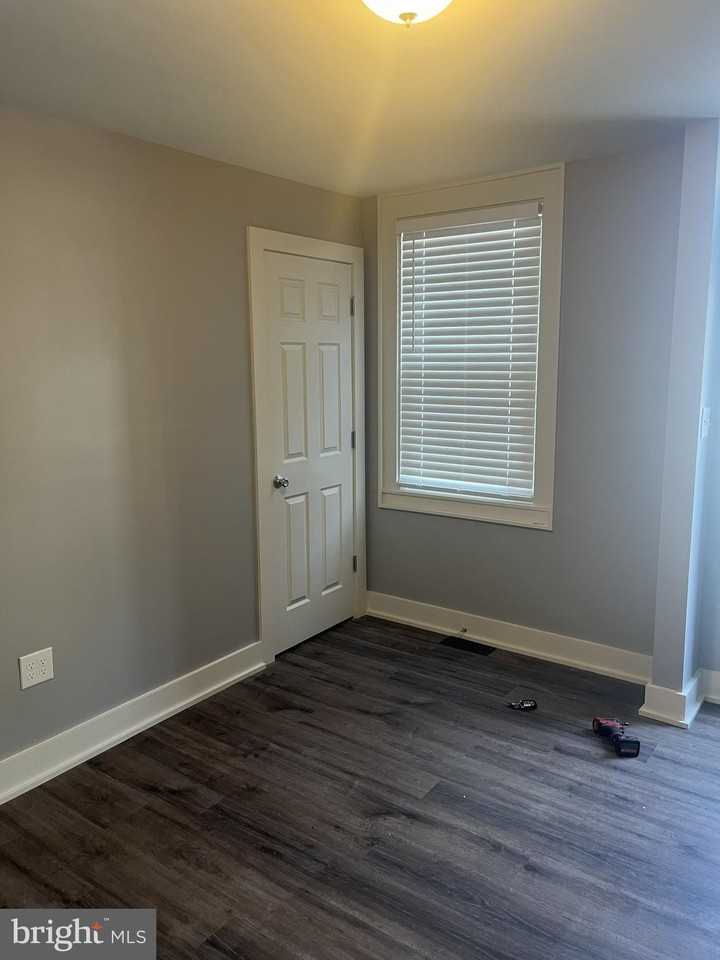 134 W Airy St - Photo 4 of 9