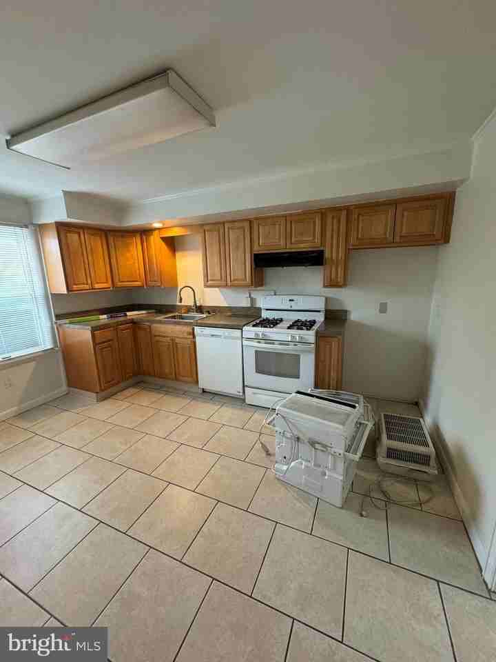 813 E GLENSIDE Avenue - Photo 5 of 14