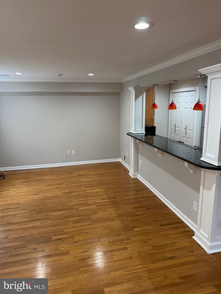 9518 Hagel Cir Unit D - Photo 4 of 31