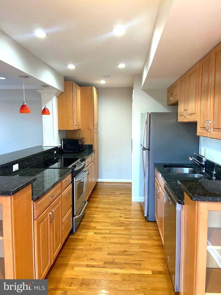 9518 Hagel Cir Unit D - Photo 6 of 31