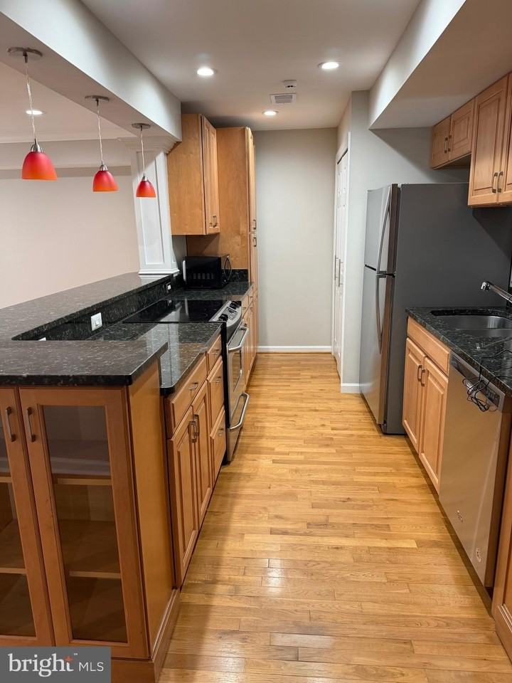 9518 Hagel Cir Unit D - Photo 7 of 31