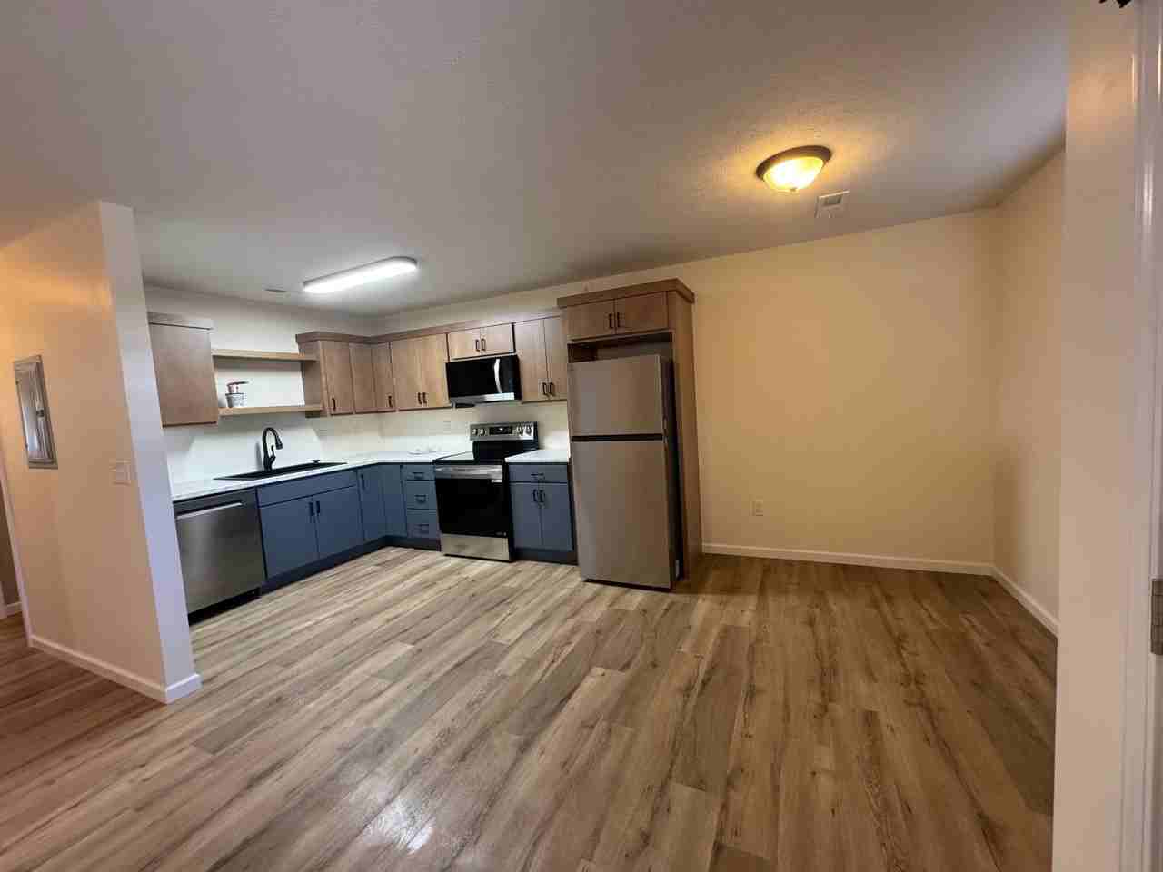 715 N 35th St #D - Photo 3 of 18