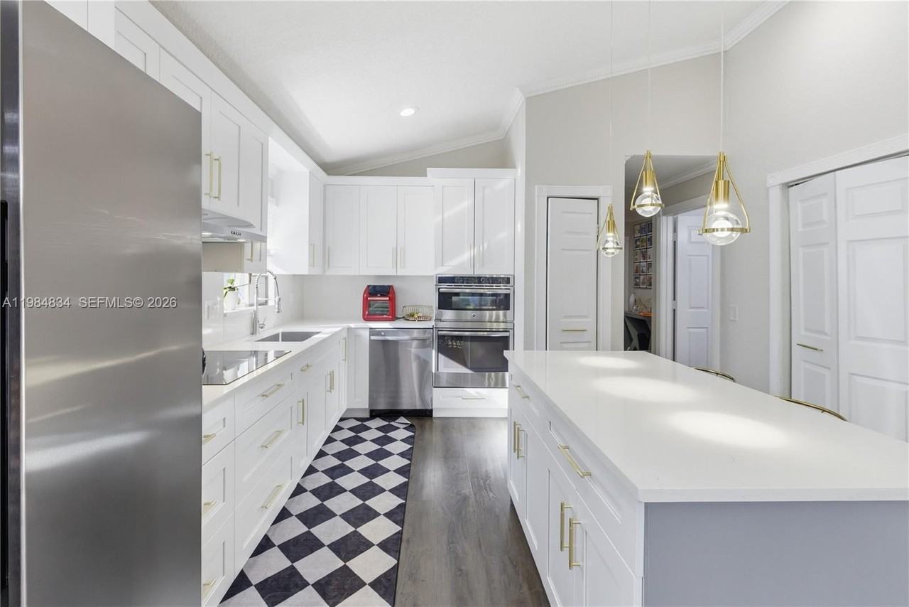 3810 Nw 23rd Pl - Photo 7 of 28