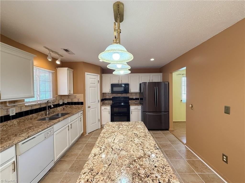 1570 Rockingham Dr - Photo 5 of 25