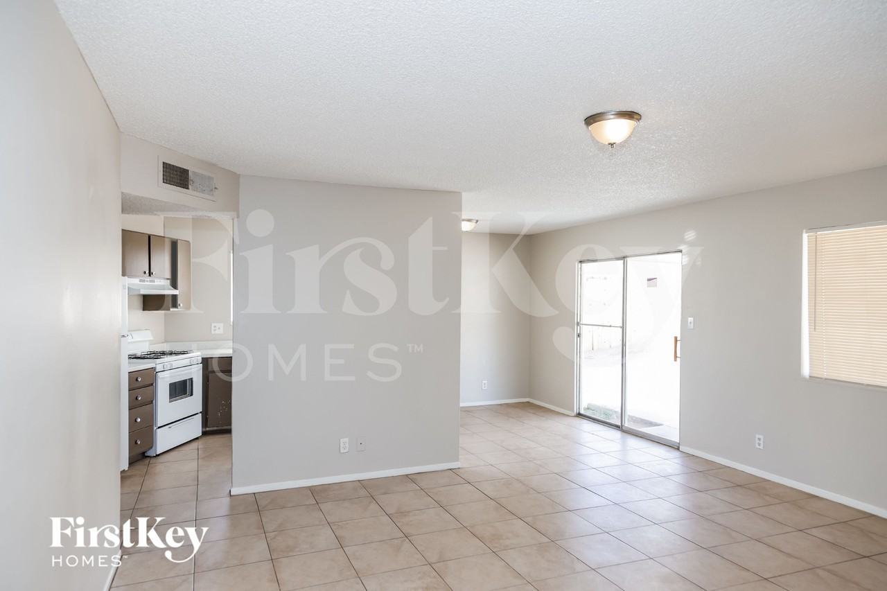 5265 Saratoga Dr - Photo 3 of 16