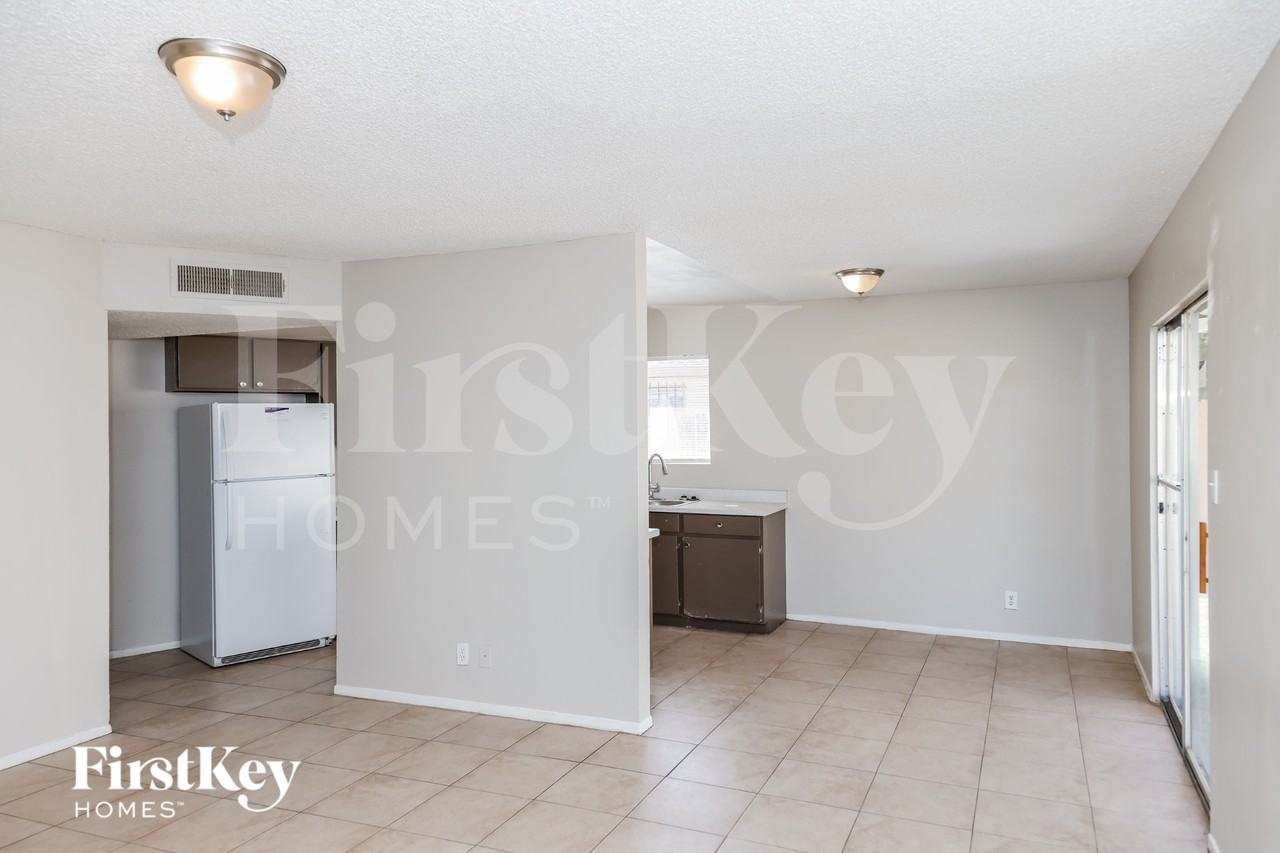 5265 Saratoga Dr - Photo 4 of 16