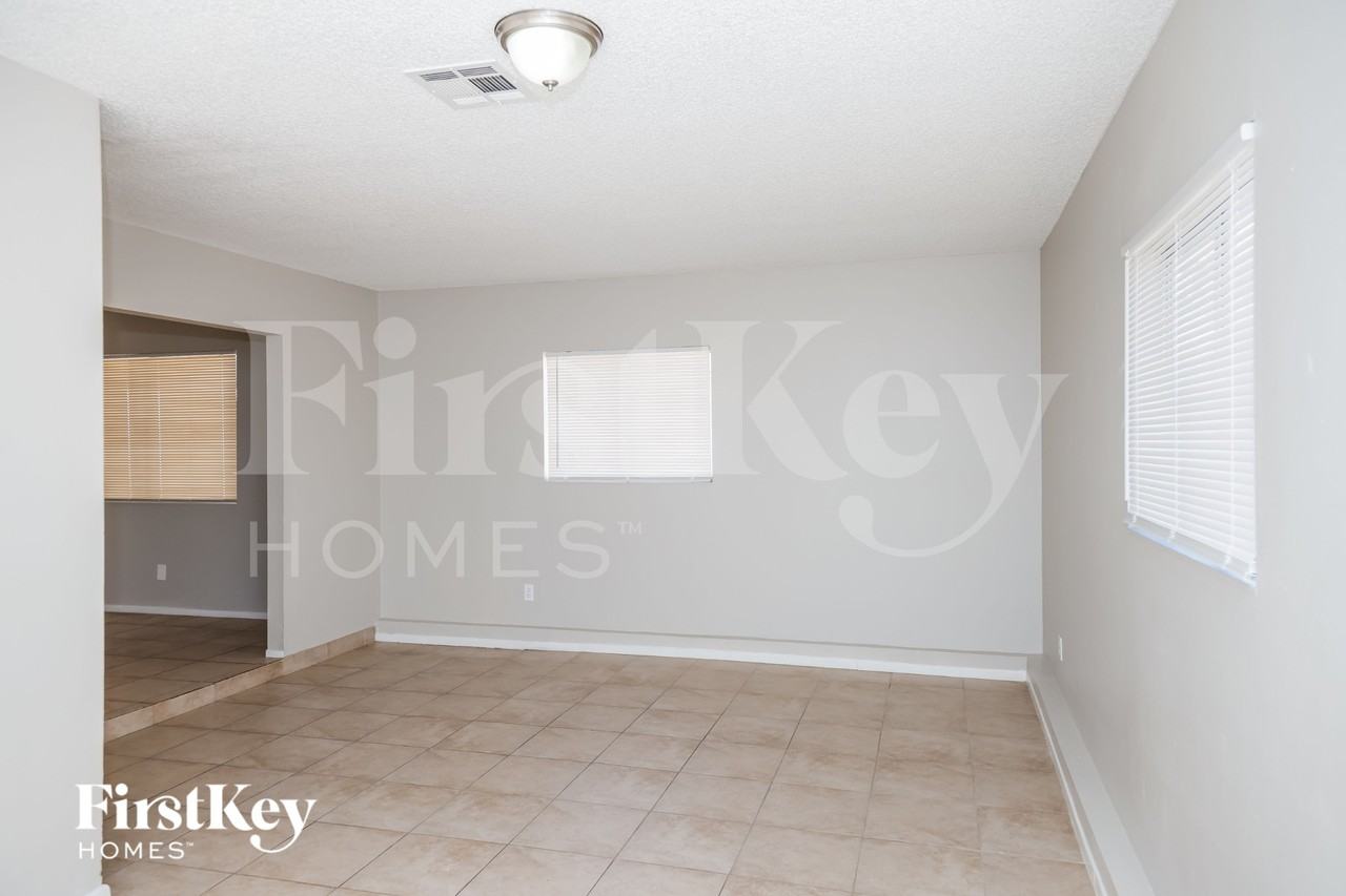 5265 Saratoga Dr - Photo 5 of 16