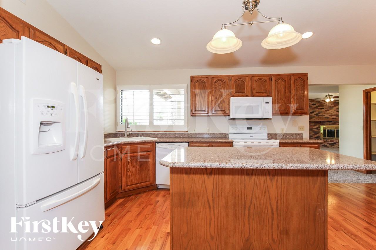 5205 W Aster Dr - Photo 6 of 16