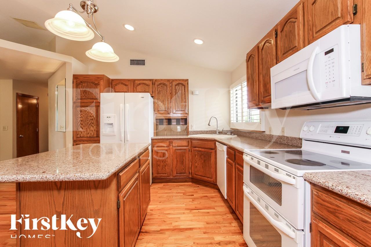 5205 W Aster Dr - Photo 7 of 16