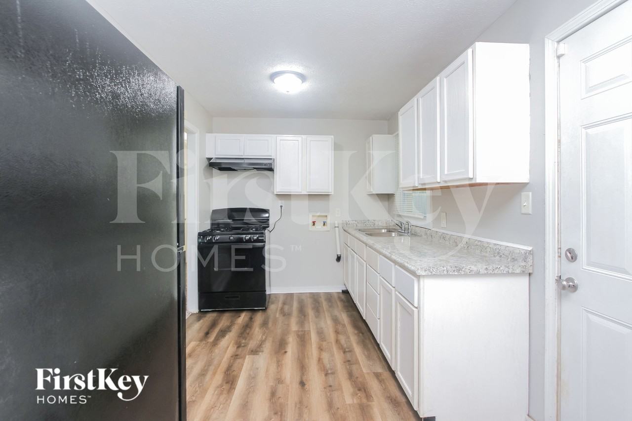 4905 Barlow Dr - Photo 5 of 16