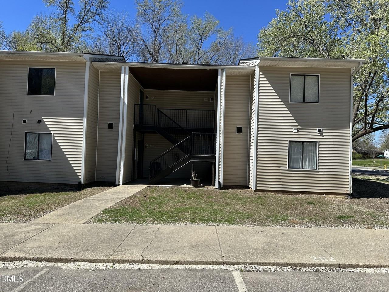 204 Flowers St - Photo 2 of 17