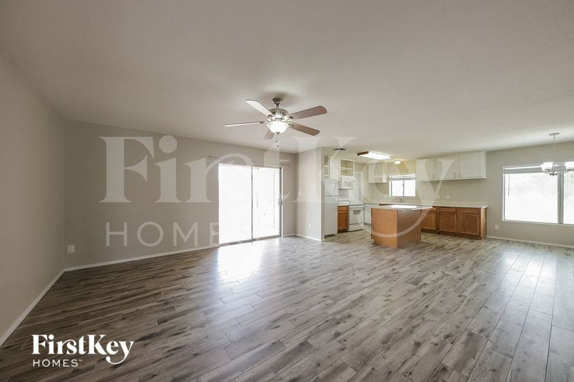 4702 W Paradise Ln - Photo 3 of 15