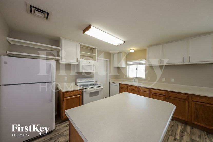 4702 W Paradise Ln - Photo 7 of 15