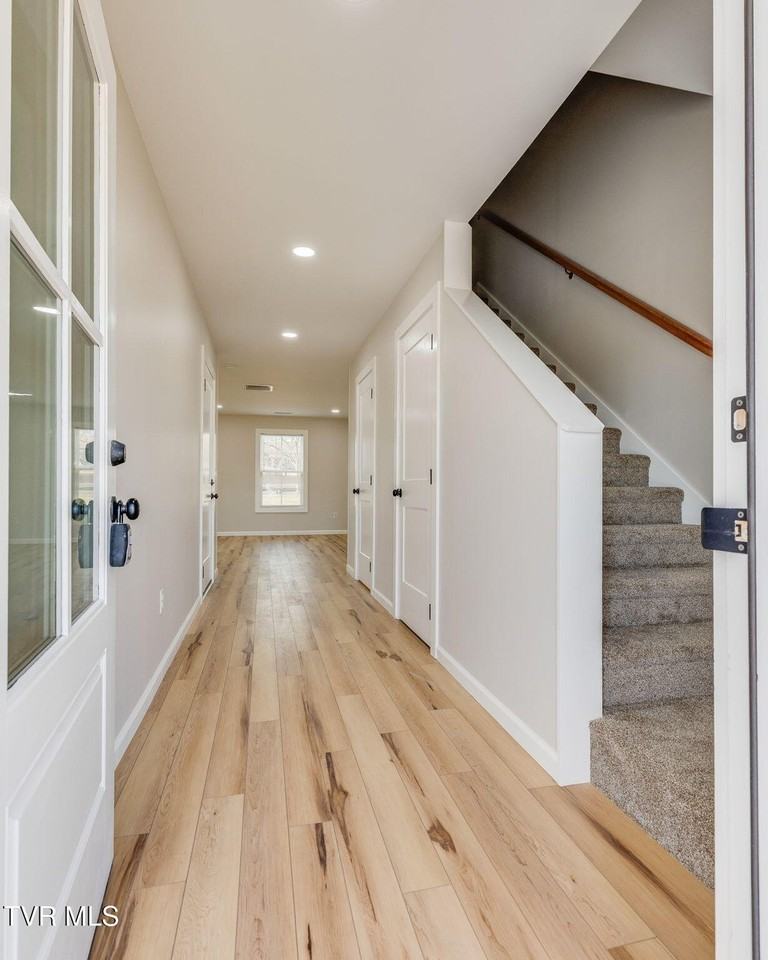 300 Robin Hood Ln - Photo 4 of 30